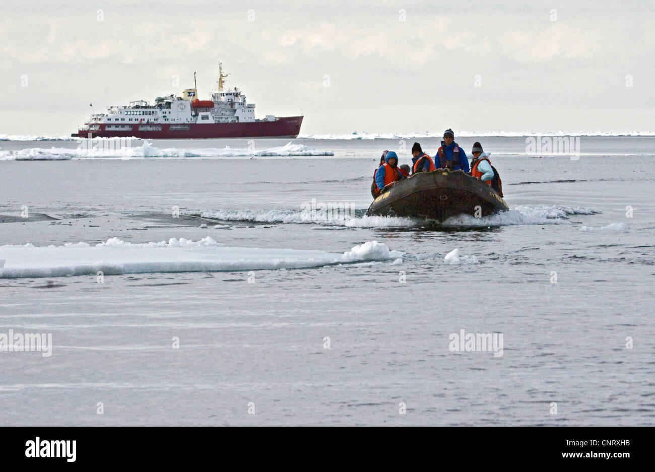 Öko-Touristen vorbereiten auf Packeis auf einer arktischen Expedition mit Vessle Polarstern im Juni 2008, Norwegen, Svalbard landen Stockfoto
