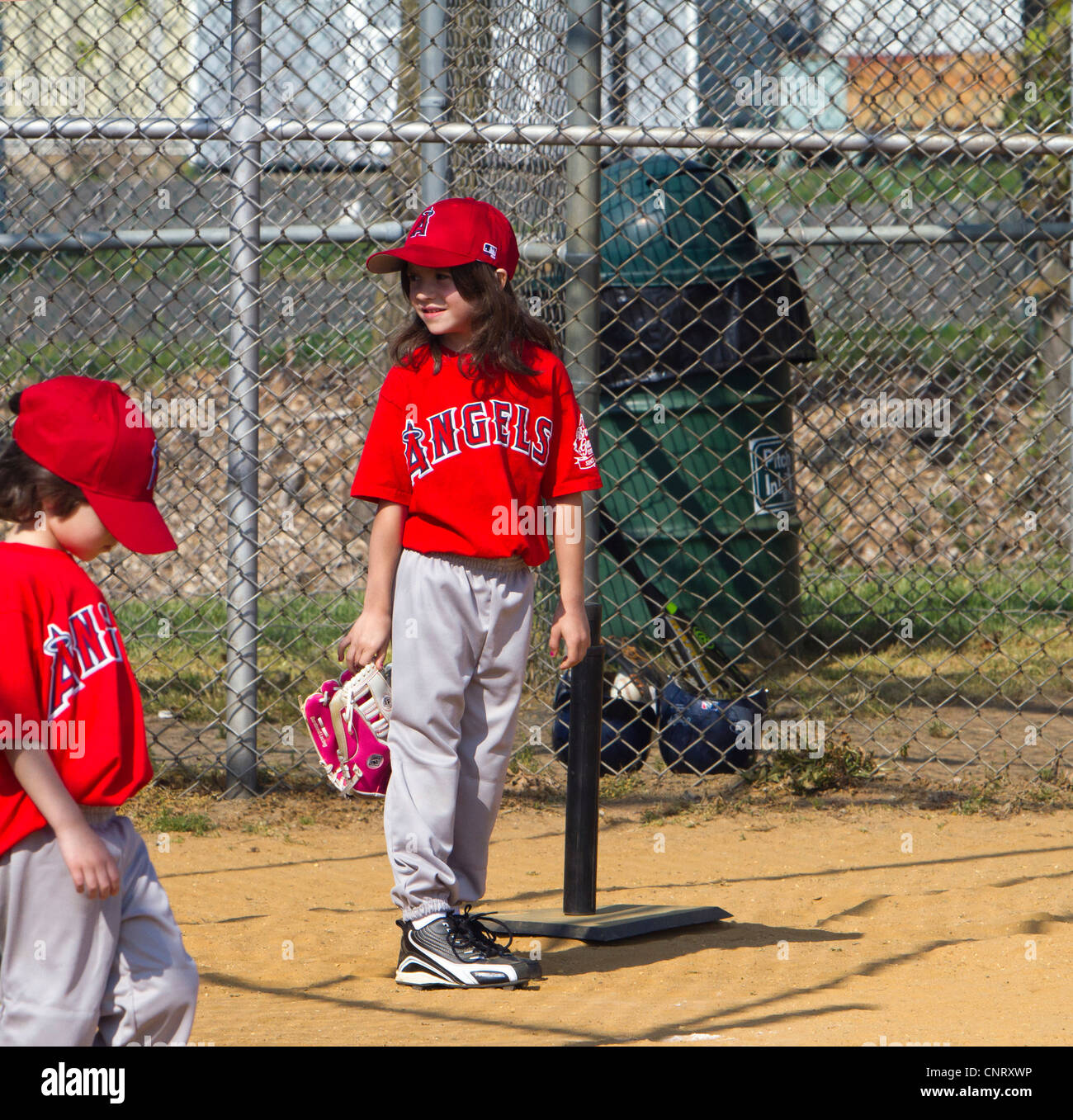 Junges Mädchen Baseball t-Ball Liga wenig Spieler. Stockfoto