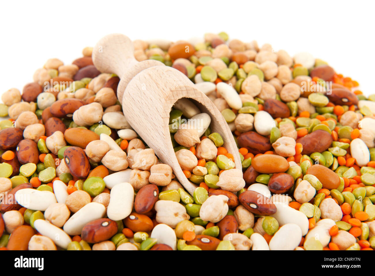 Gemischte Gemüse mit einem Holzlöffel isoliert auf weißem Hintergrund Stockfoto