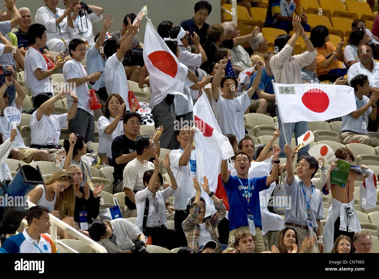GYMNASTICS Japanese Fans jubeln während der Herren Team final 2004 Olympischen Sommerspiele, Athen, Griechenland. 16. August 2004 Stockfoto