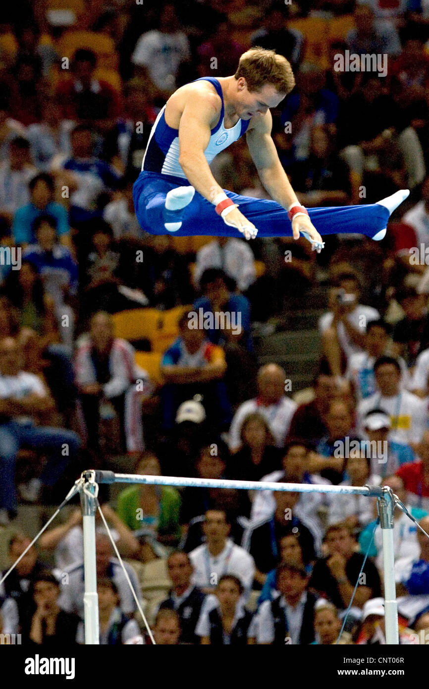 GYMNASTICS_Paul Hamm (USA) im Wettbewerb am Reck, während die Männer der individuellen Rundum-Finale, wo er das Gold gewann Stockfoto