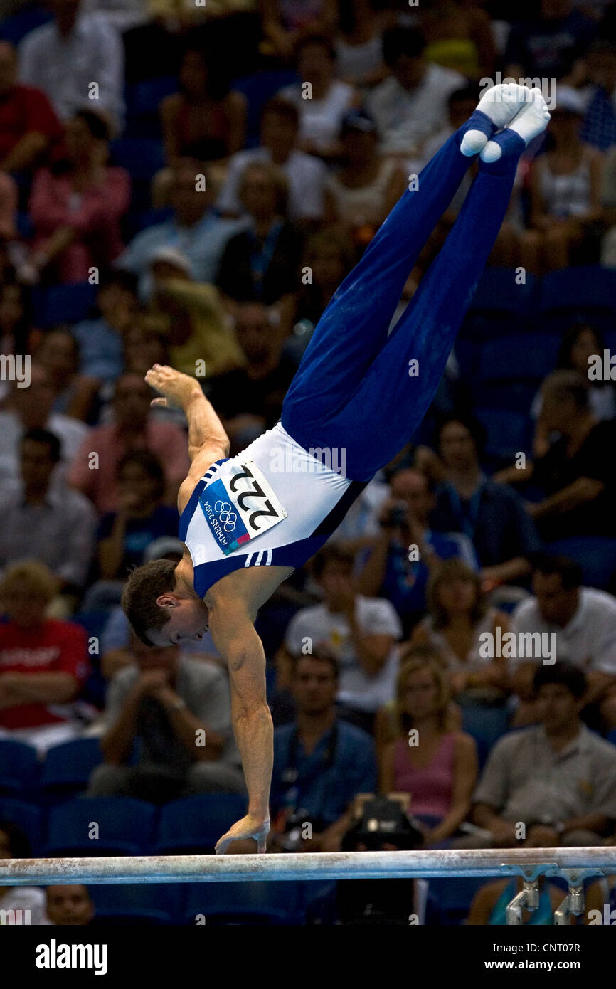 GYMNASTICS_Paul Hamm (USA) im Wettbewerb am Barren, während die Männer der individuellen Rundum-Finale, wo er das Gold gewann Stockfoto