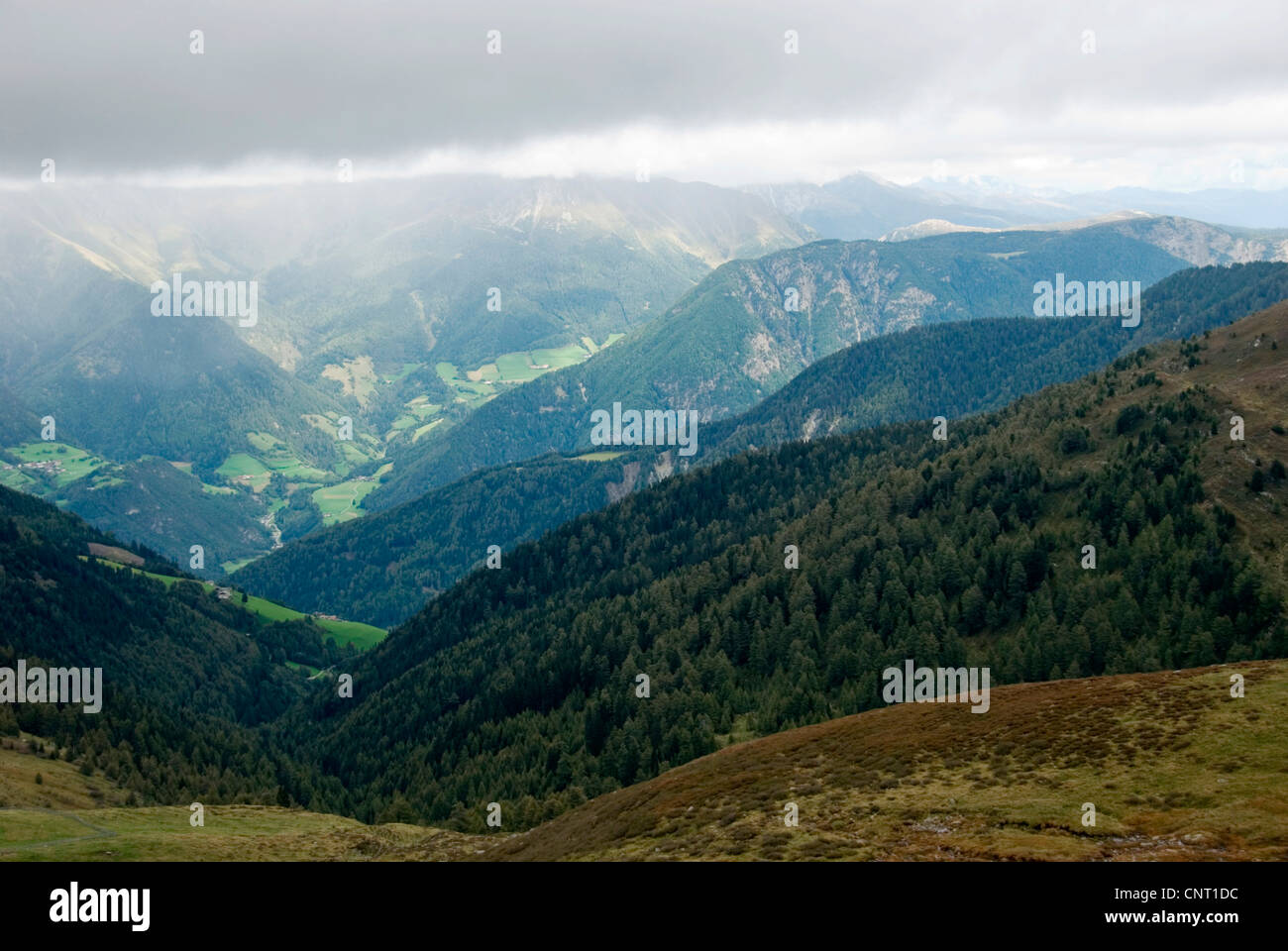 Blick ins Penserjoch; Blick über Tal; Val Eisacktal, Italien, Trentino-Suedtirol Stockfoto