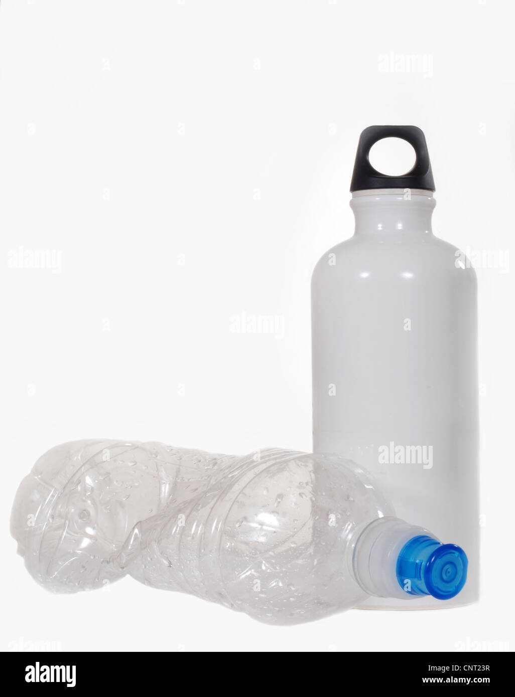 Plastikflasche Wasser und Aluminium Trinkflasche Stockfoto