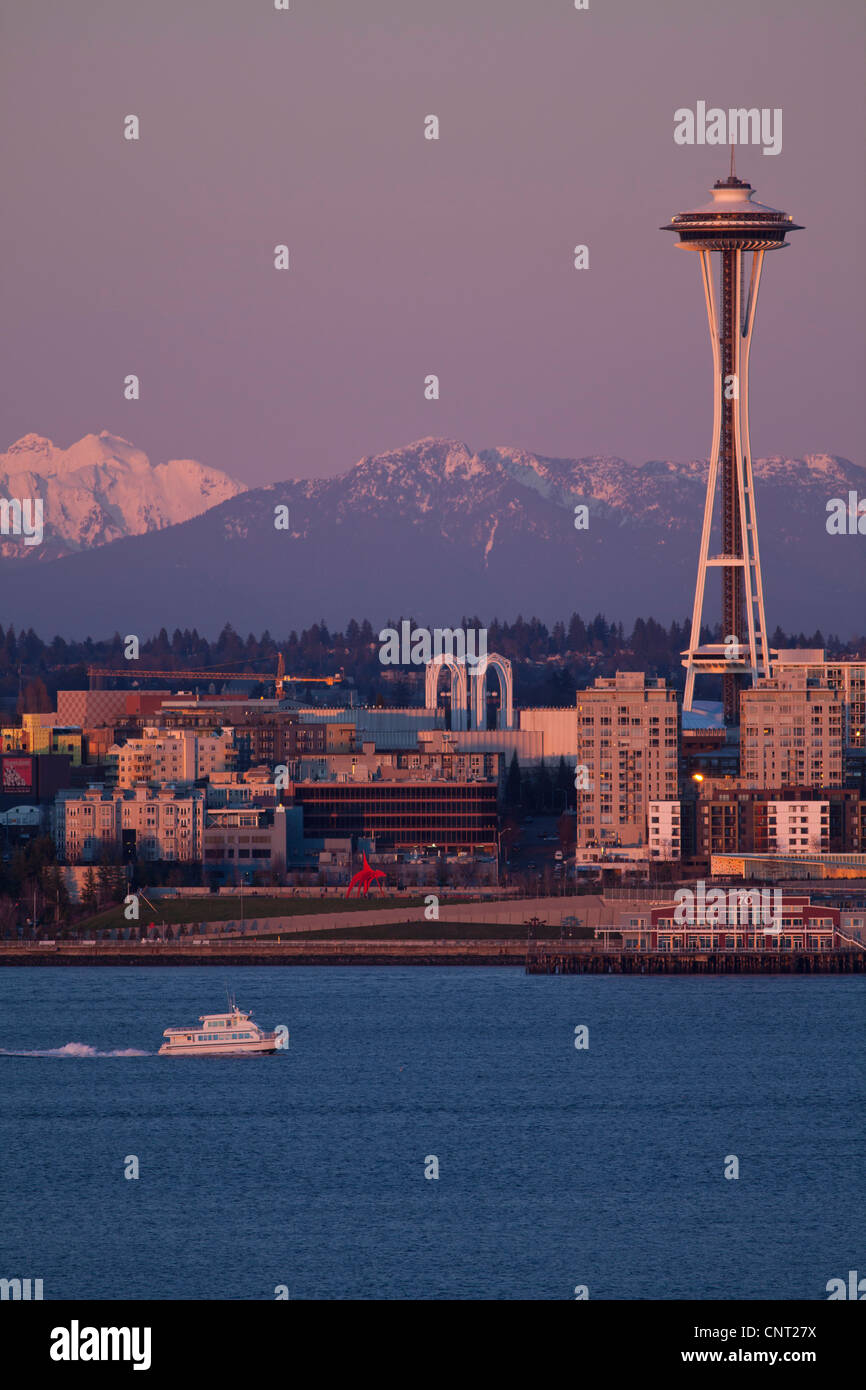 Space Needle und Cascade Mountains gesehen über Elliott Bay, Seattle, Washington Stockfoto