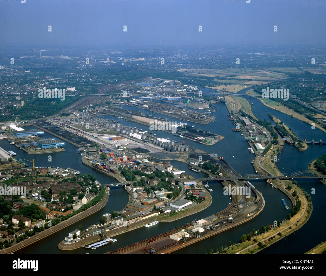 inländischen Hafen mit Öltanks und Kohle Depot, Duisburg, Ruhrgebiet, Nordrhein-Westfalen, Deutschland Stockfoto