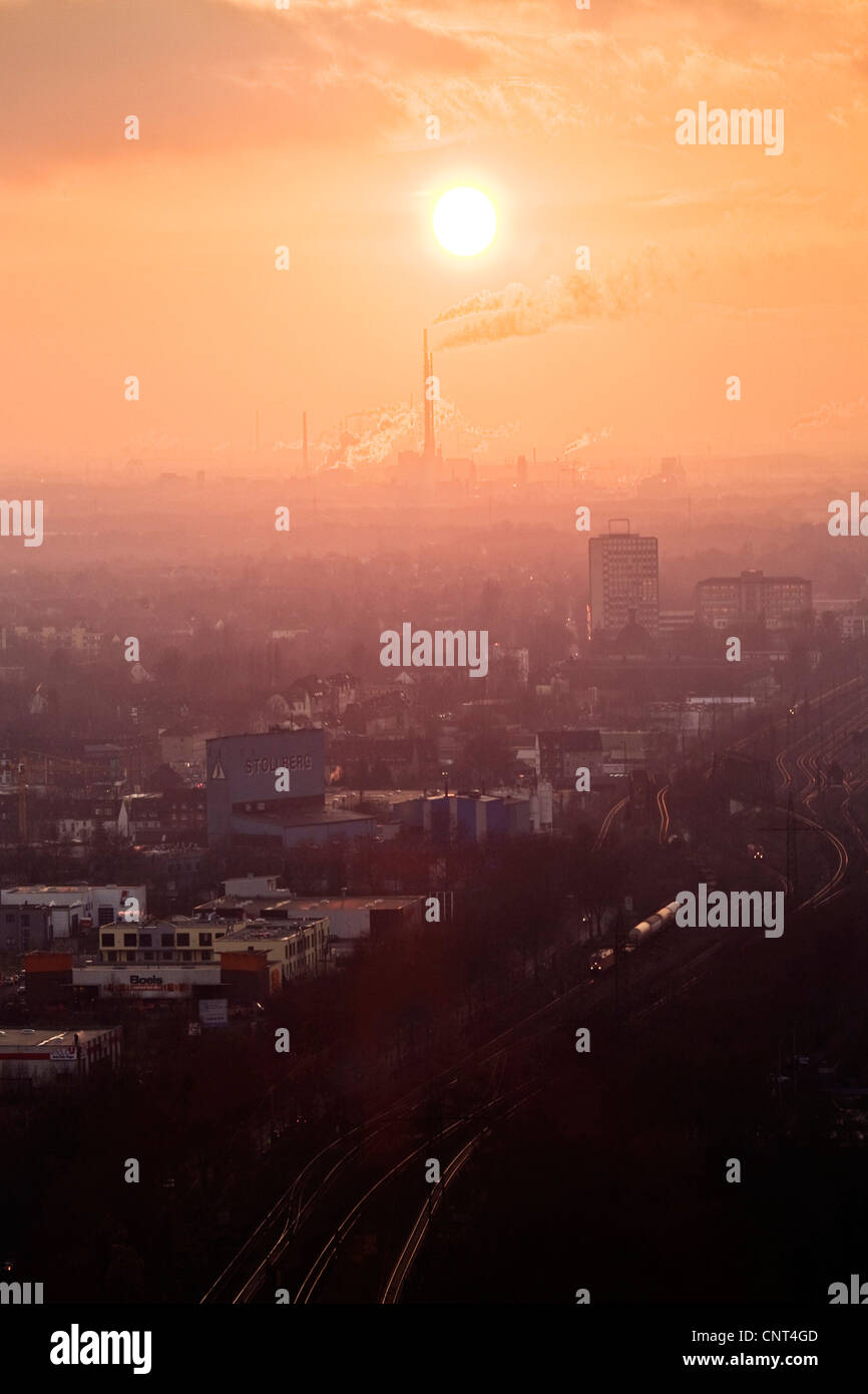 Industrielandschaft im Sonnenuntergang, Oberhausen, Ruhrgebiet, Nordrhein-Westfalen, Deutschland Stockfoto