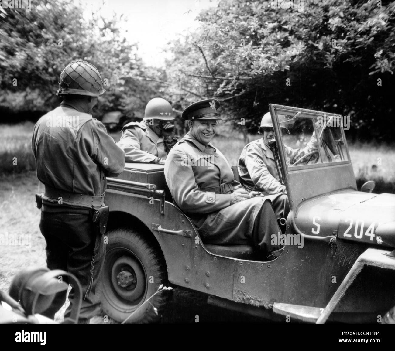Vintage Weltkrieg Foto von General Dwight D. Eisenhower im Gespräch mit anderen Offizieren Jeep sitzen. Stockfoto
