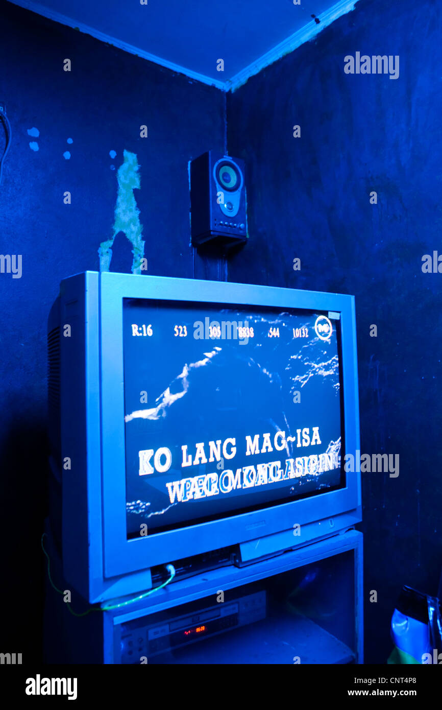 TV-Bildschirm in einer Karaokebar. Lapu-Lapu City, Metro Cebu Mactan Island, Visayas, Philippinen. Stockfoto