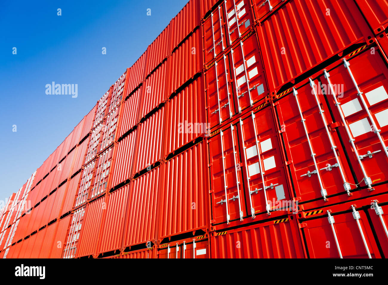 Rote Container Blöcke gegen blauen Himmel Stockfoto