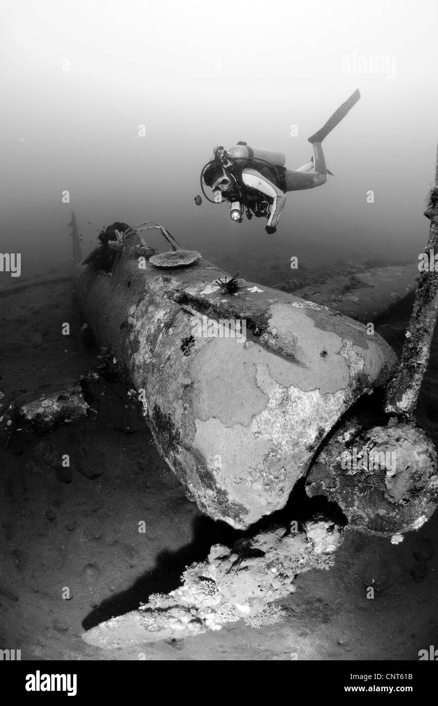 Taucher untersucht das Wrack eines Mitsubishi Zero Kampfflugzeugs Kimbe Bay, Papua Neu-Guinea. Stockfoto