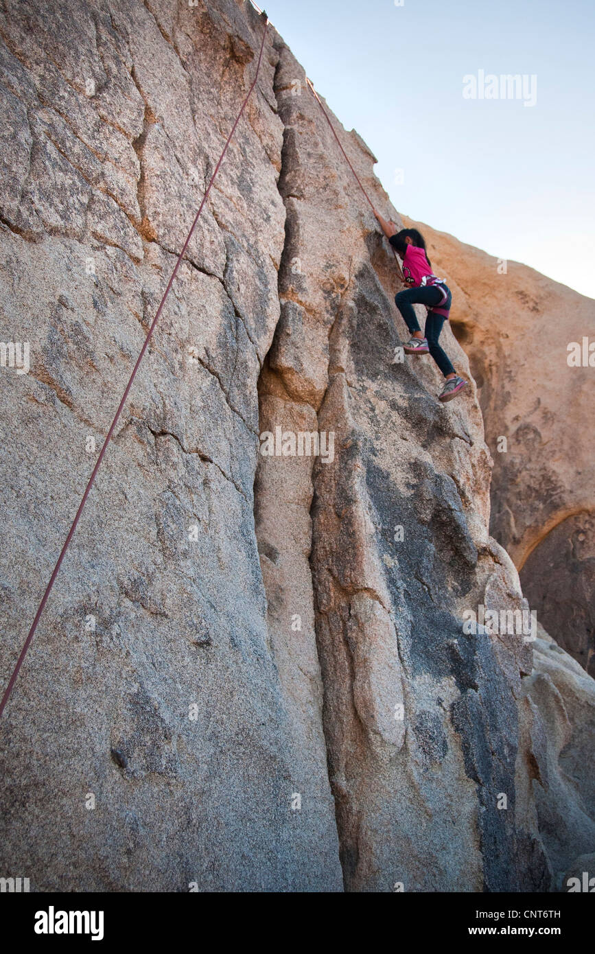 junges Mädchen Felsen klettern Kletter Wand Risiko Sport extreme Outdoor-Natur Stockfoto