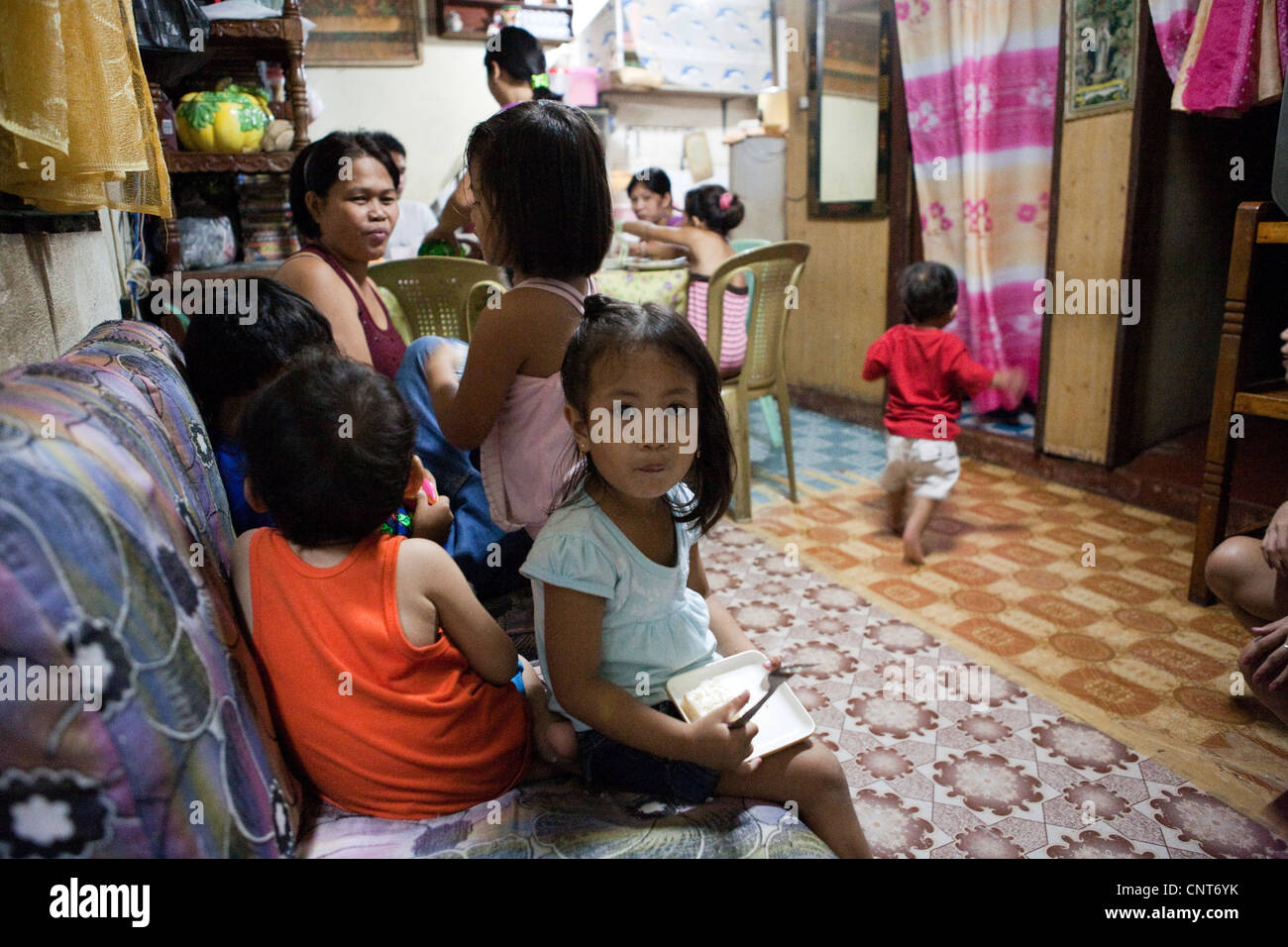 Philippinische Familie zusammen zu Hause. Lapu-Lapu City, Metro Cebu Mactan Island, Visayas, Philippinen. Stockfoto