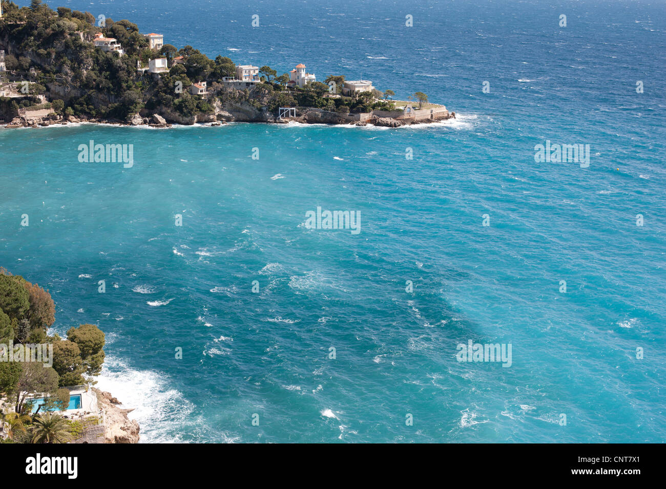 Felsenvorsprung mit luxuriösen Villen an der azurblauen mittelmeerküste. Cap Mala, Cap d'Ail, Französische Riviera, Frankreich. Stockfoto