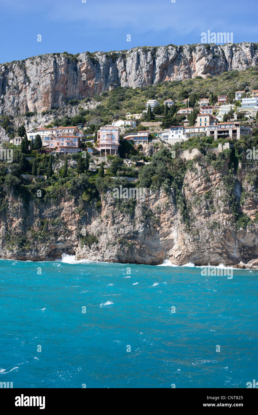 Klippenwohnungen im Viertel les Pissarelles von Cap d'Ail mit Blick auf das azurblaue mittelmeer. Französische Riviera, Frankreich. Stockfoto