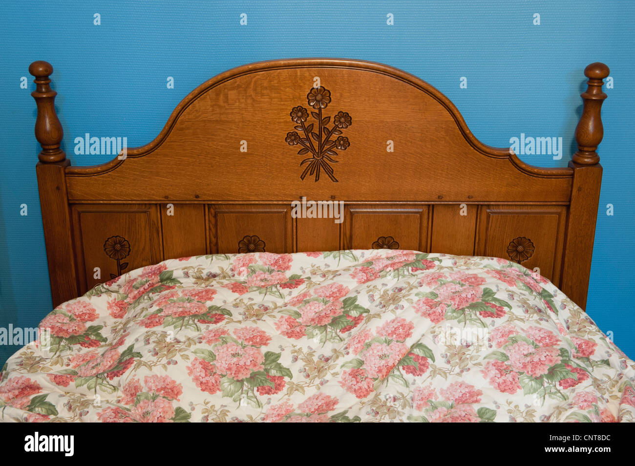 Bett mit Kopfteil aus Holz Stockfoto