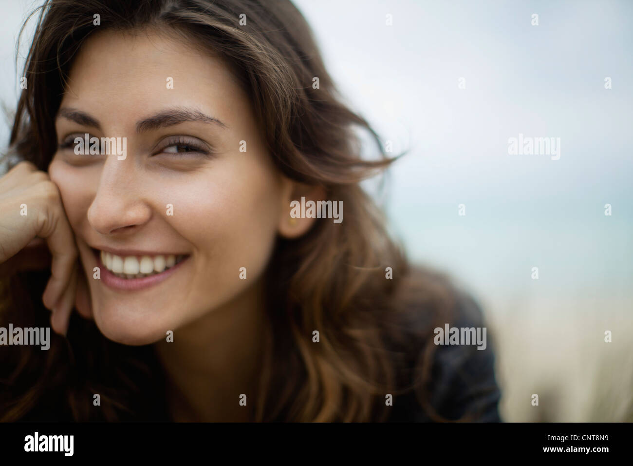 Lächelnde junge Frau Stockfoto