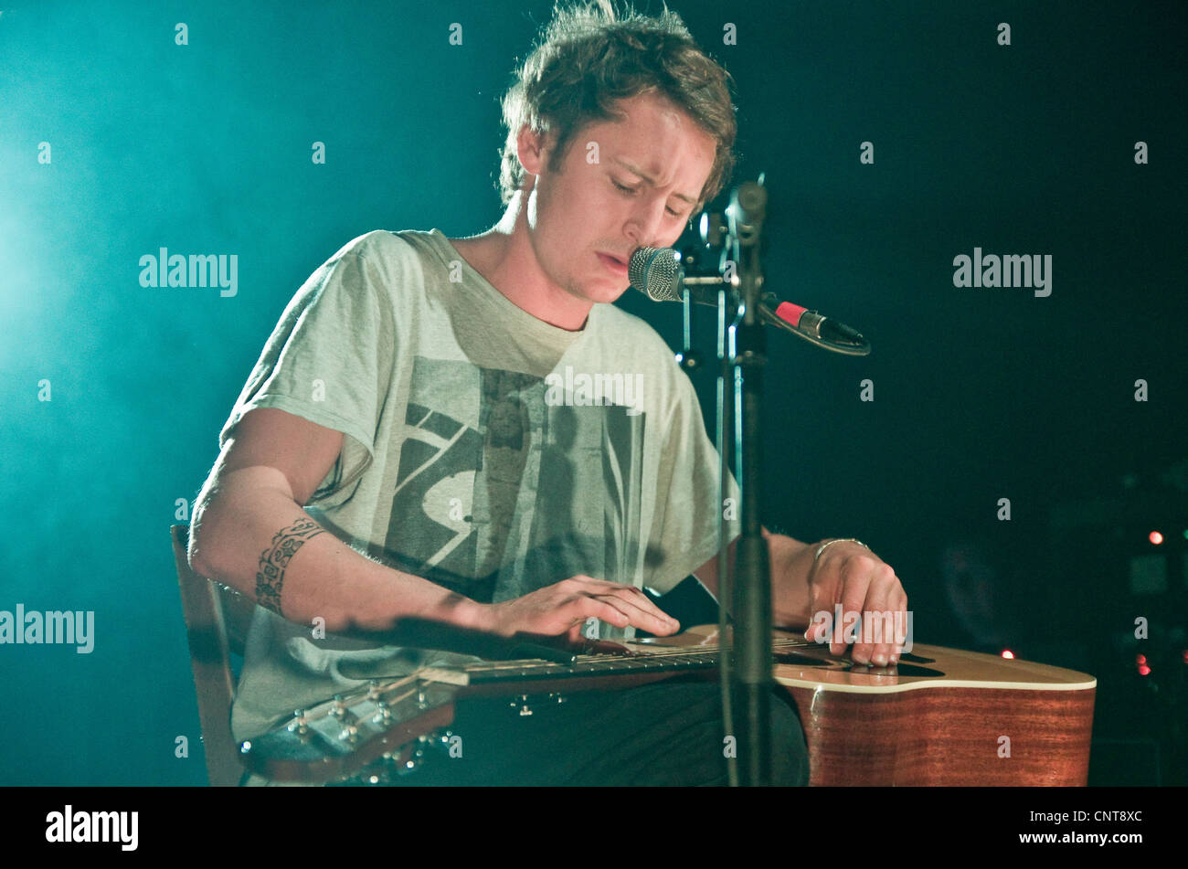 Ben Howard akustische Gitarre spielen Stockfoto