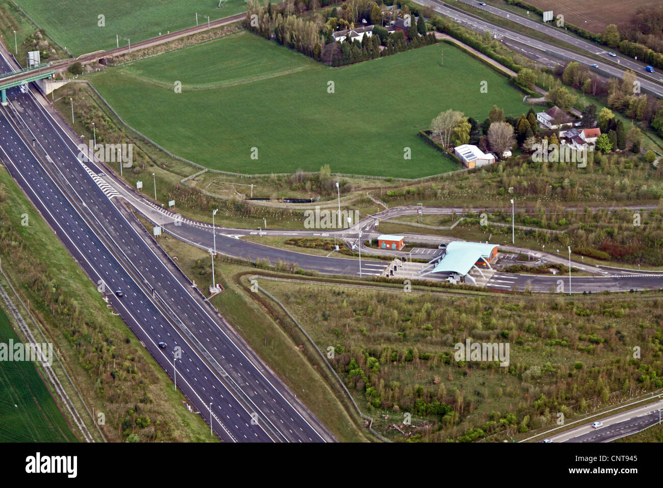 Luftbild der Mautstellen auf der Autobahn M6 toll Road bei Shenstone, Lichfield WS14 0QP Stockfoto