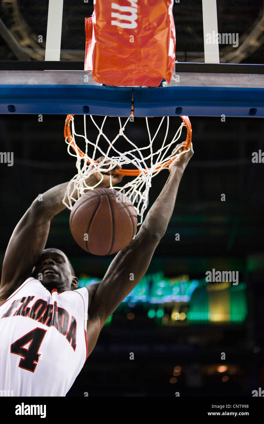 Basketball-Spieler slam dunking basketball Stockfoto