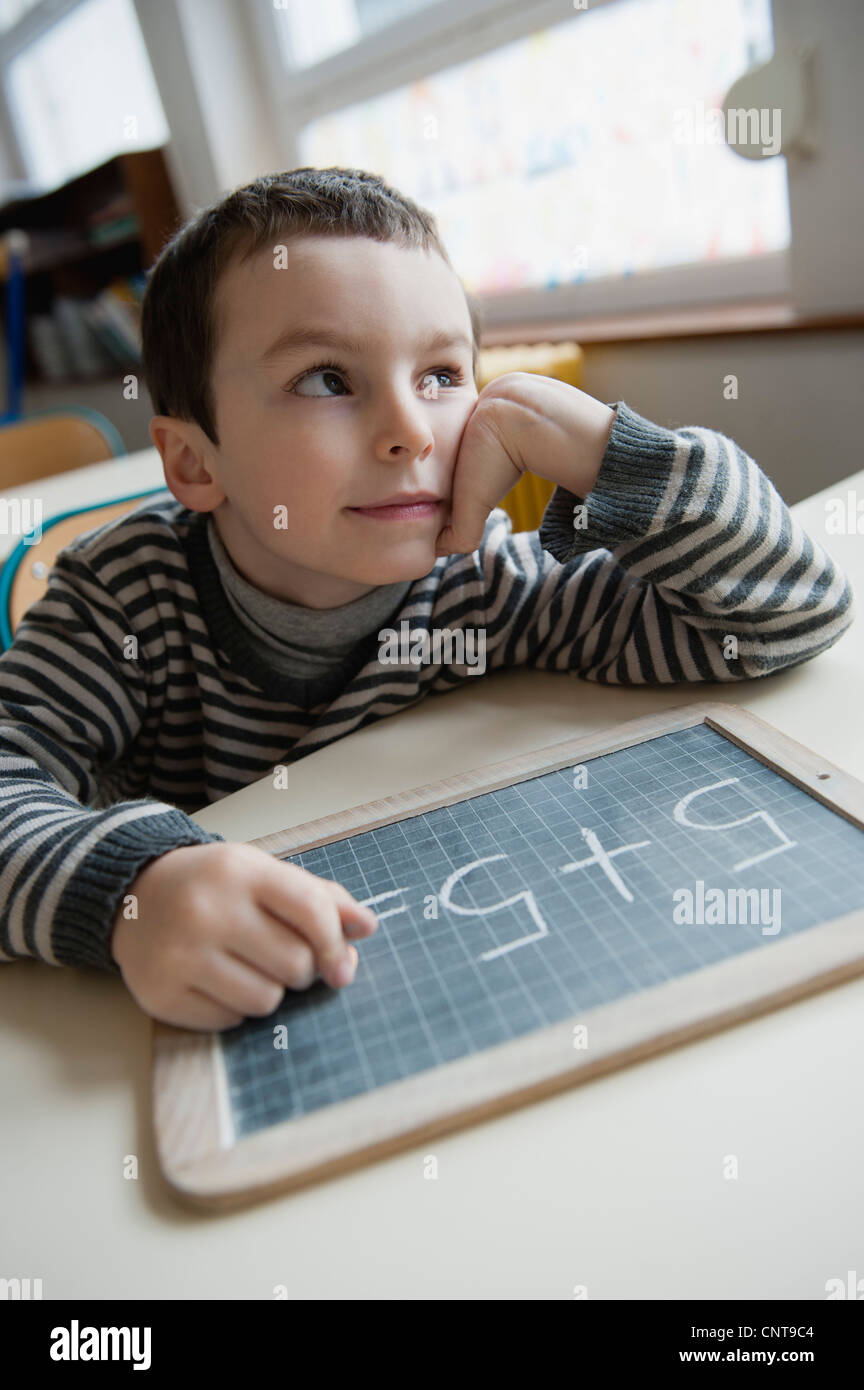 Junge lösen mathematische problem Stockfoto