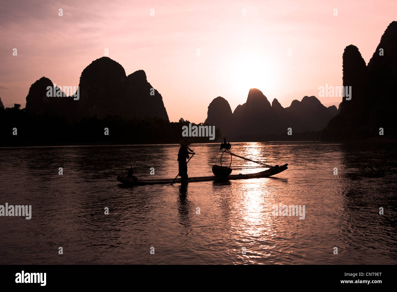China, Reflexion, im Freien, Reiseziele, Fotografie, Tag, Berg, Berg, Natur, nicht-städtisches Motiv, lokaler Grenzstein, li-Fluss Stockfoto