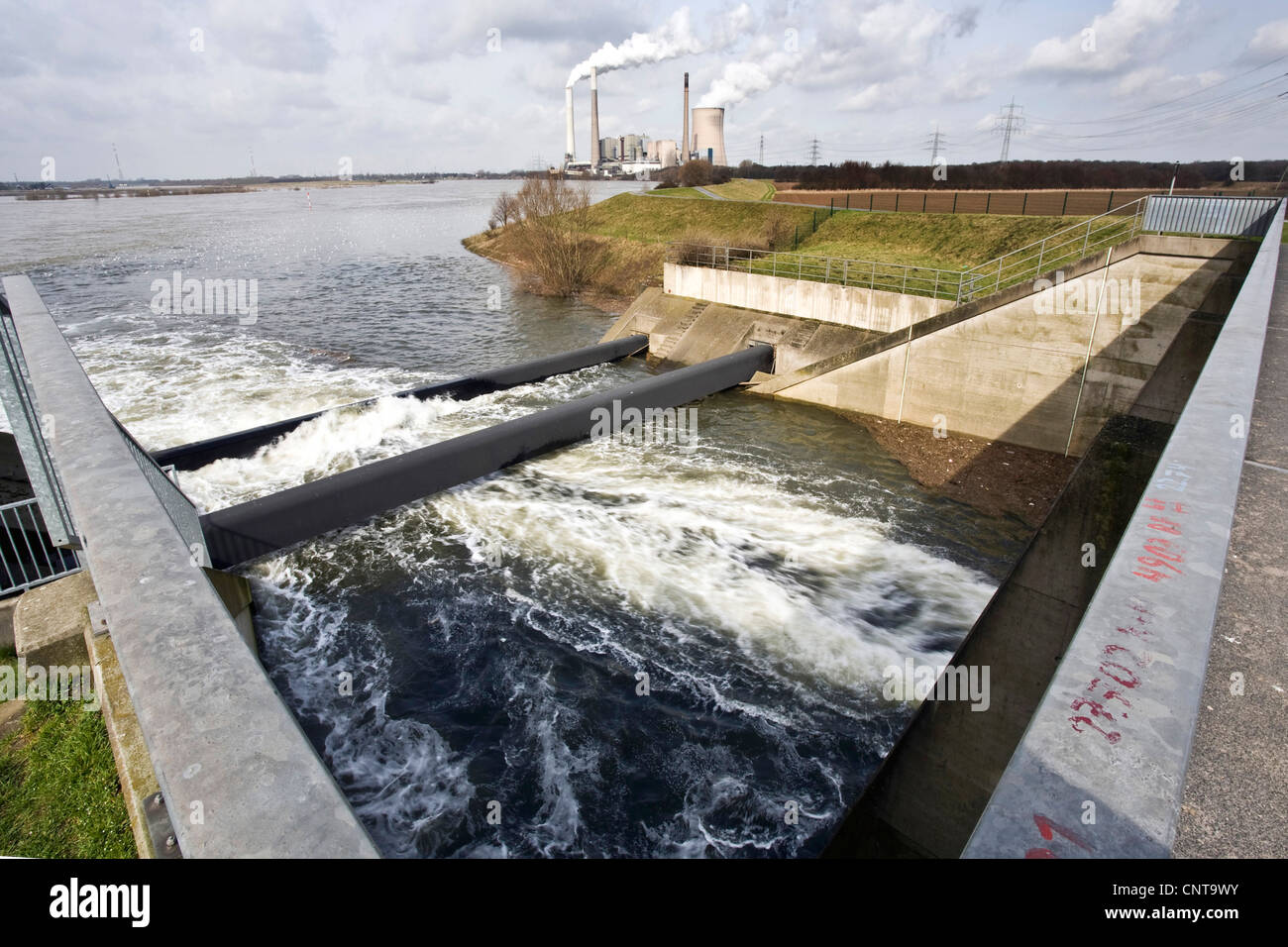 Emscher-Mündung in den Rhein mit Kraftwerk Voerde, Dinslaken, Ruhrgebiet, Nordrhein-Westfalen, Deutschland Stockfoto