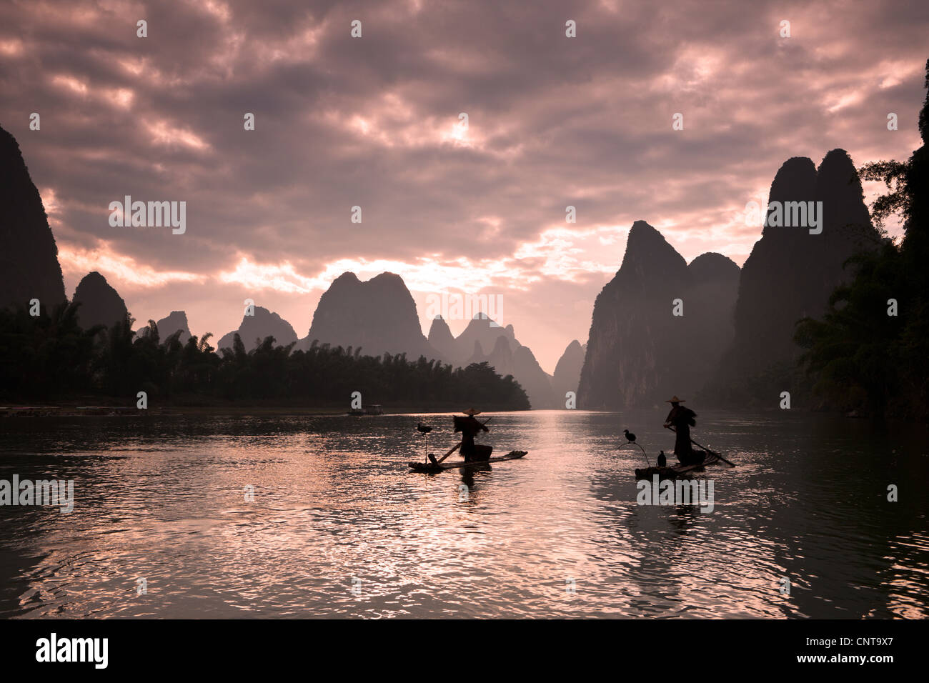 China, Reflexion, im Freien, Reiseziele, Fotografie, Tag, Berg, Berg, Natur, nicht-städtisches Motiv, lokaler Grenzstein, li-Fluss Stockfoto