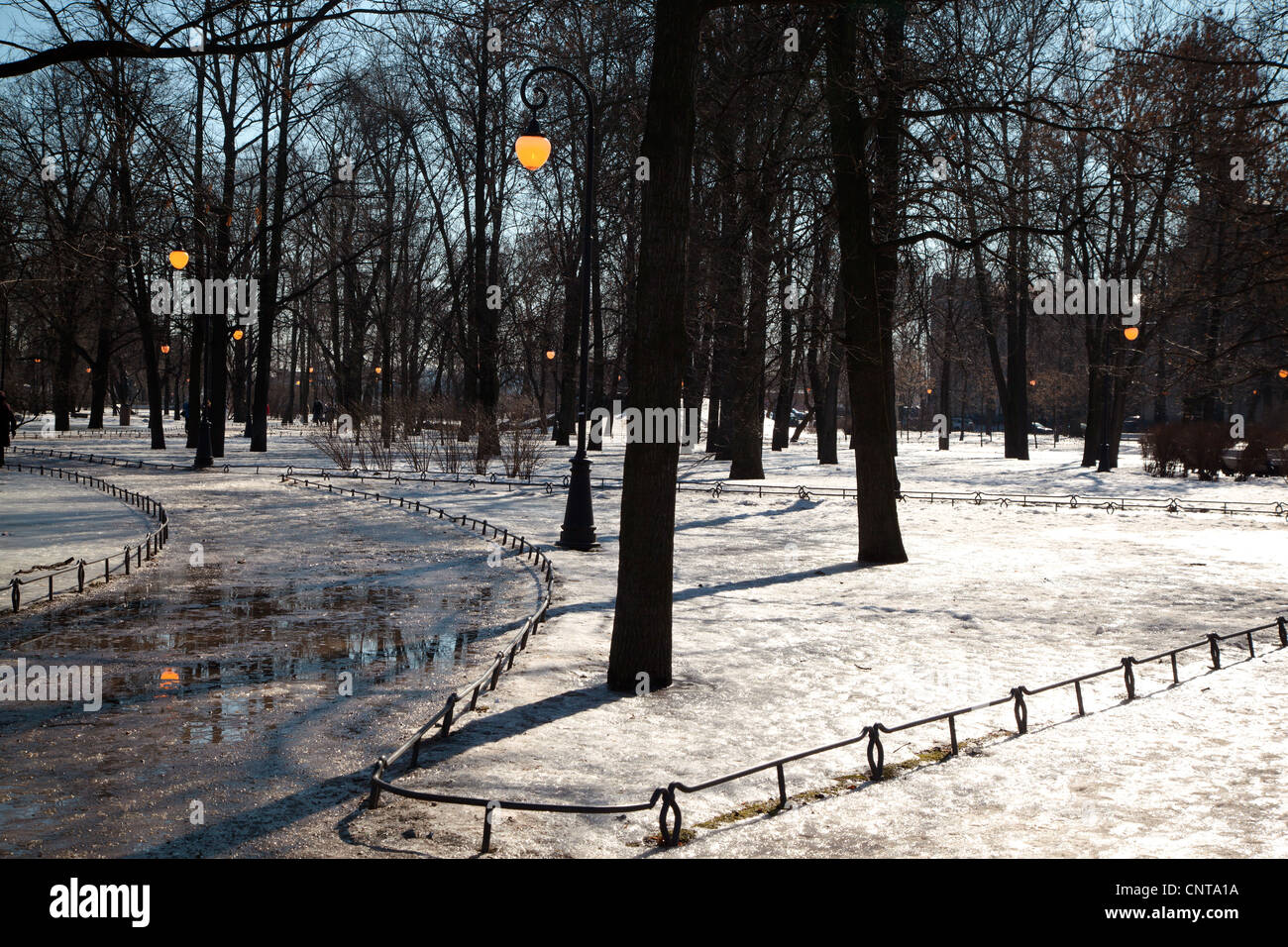 Russland, Sankt-Petersburg, Straßenlaternen brennen während des Tages, Alexander Park Alexandrovsky Park Stockfoto