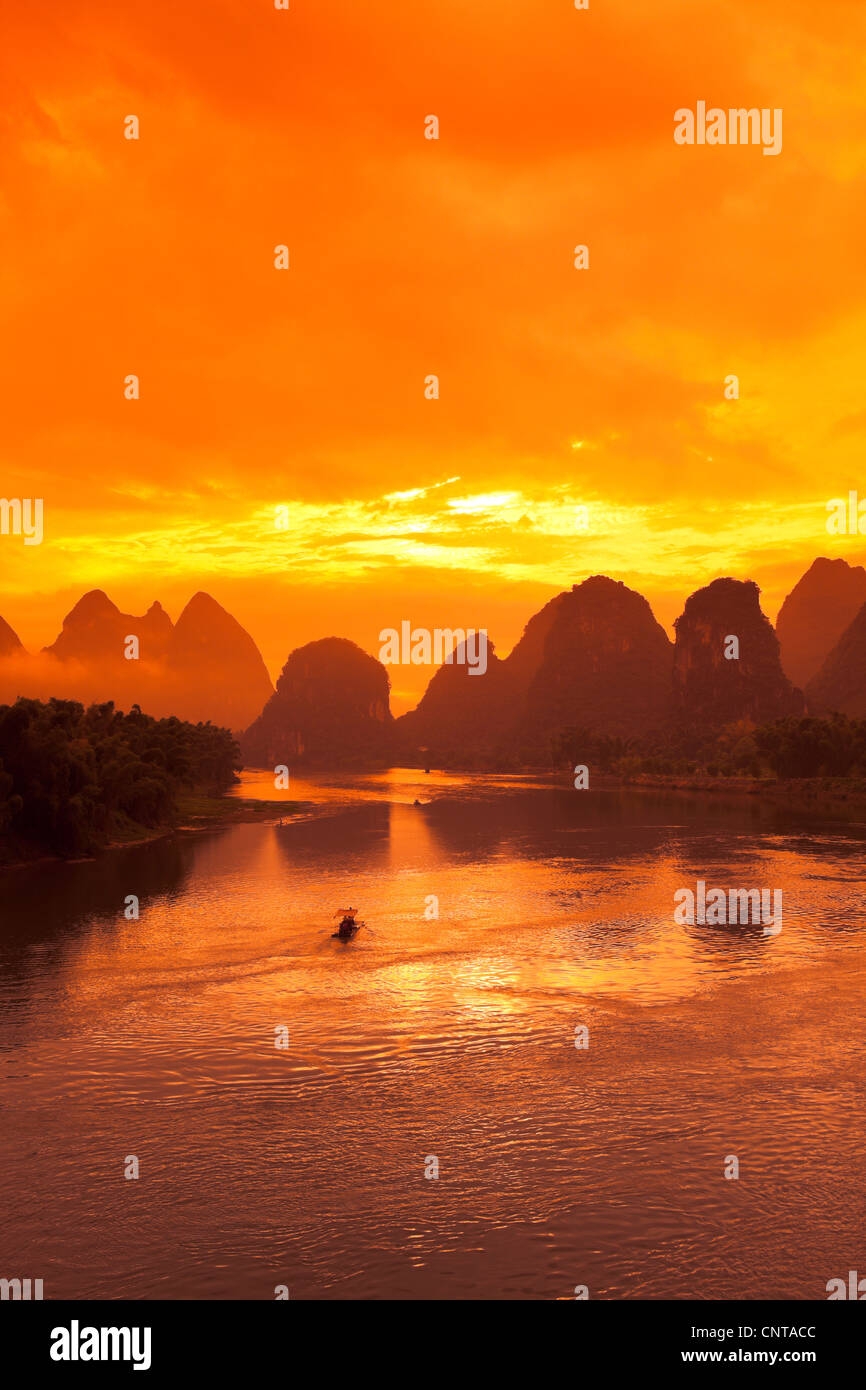 China, Reflexion, im Freien, Reiseziele, Fotografie, Tag, Berg, Berg, Natur, nicht-städtisches Motiv, lokaler Grenzstein, li-Fluss Stockfoto