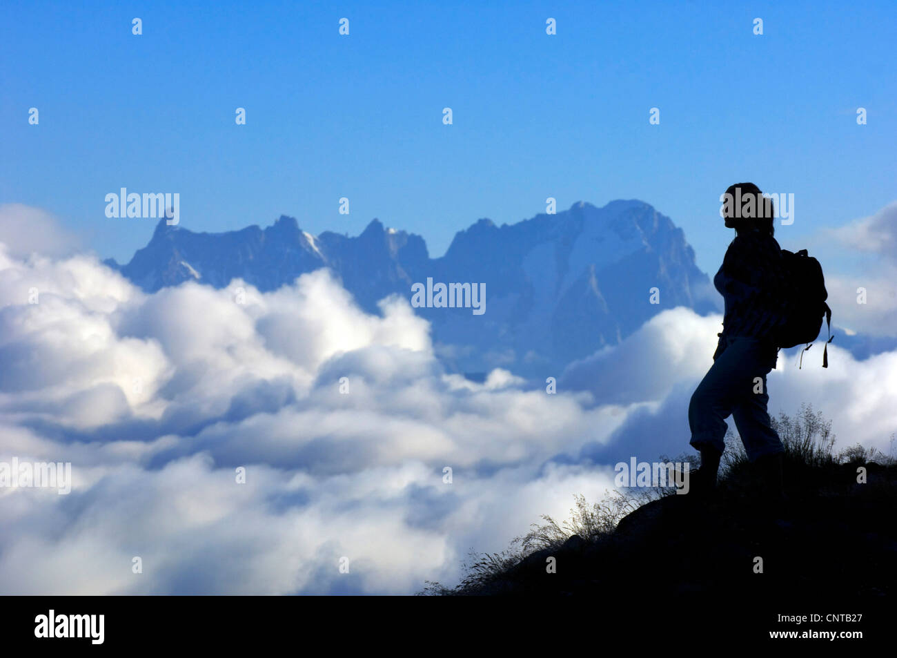 Silhouette von einem Berg Wanderer vor den Mont Blanc-Massivs bricht durch eine Wolkendecke, Frankreich, Alpen Stockfoto