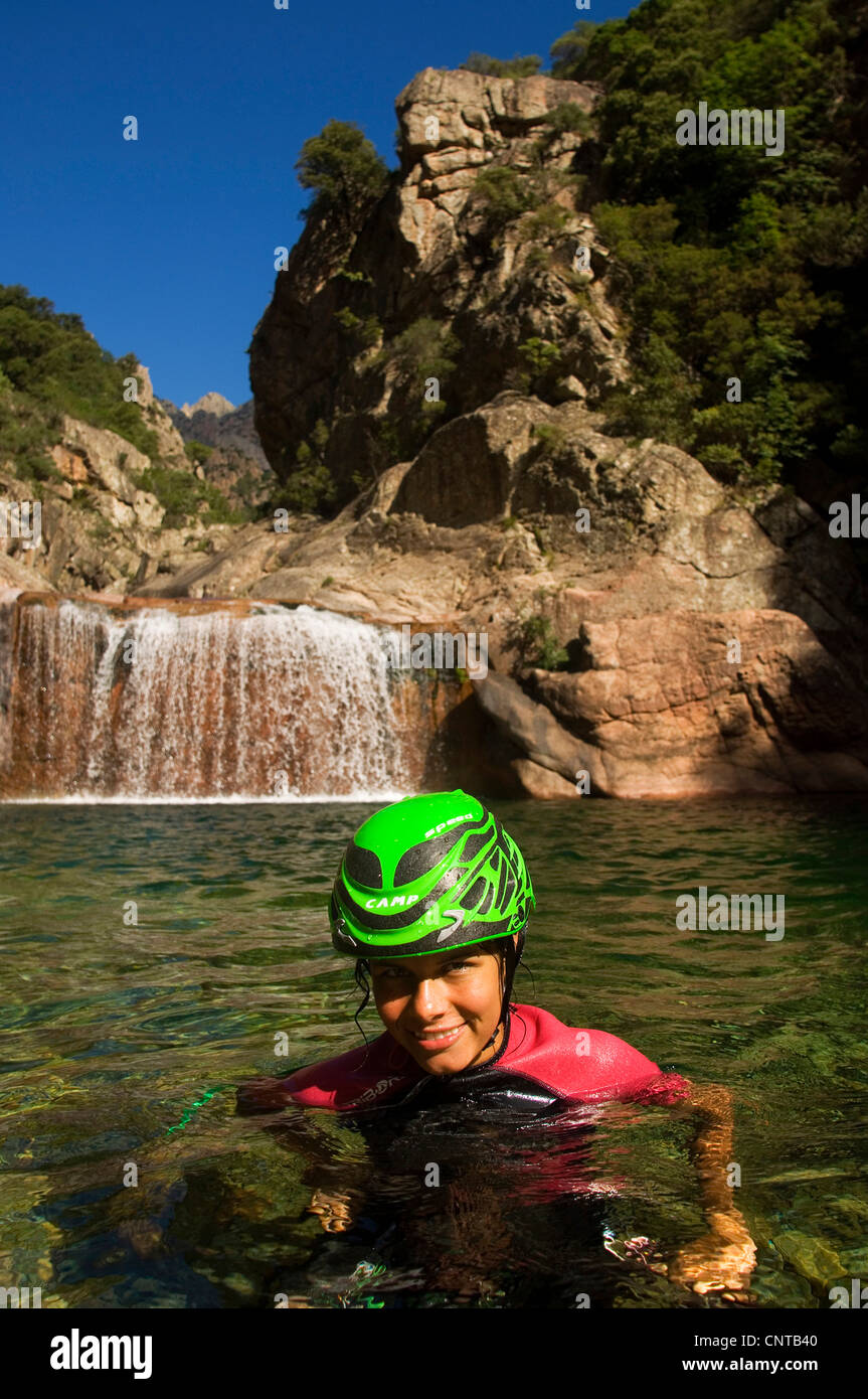 junge Frau Canyoning auf Korsika-Insel, Bavella Gebirge, Frankreich, Korsika Stockfoto