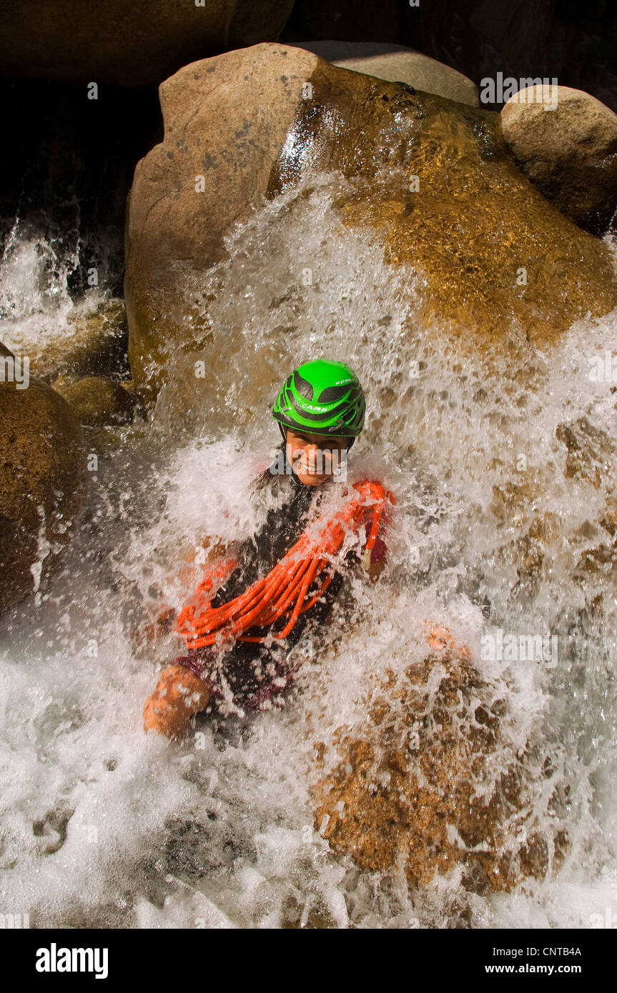 junge Frau Canyoning auf Korsika-Insel, Bavella Gebirge, Frankreich, Korsika Stockfoto