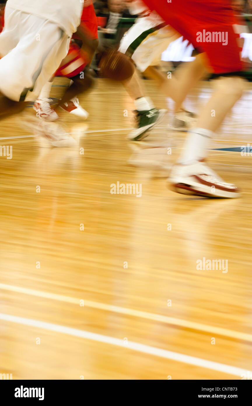 Basketball-Spiel im Gange ist, beschnitten Stockfoto