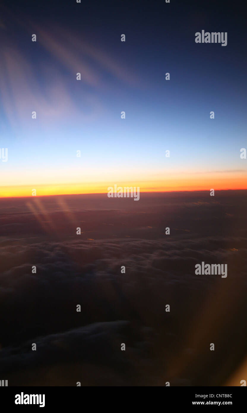 Blick auf den Sonnenuntergang aus Flugzeugfenster Stockfoto