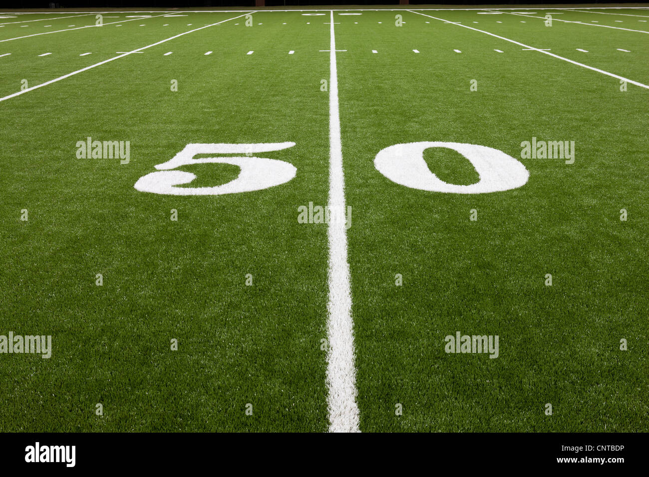50-Yard-Linie auf Fußballplatz Stockfoto