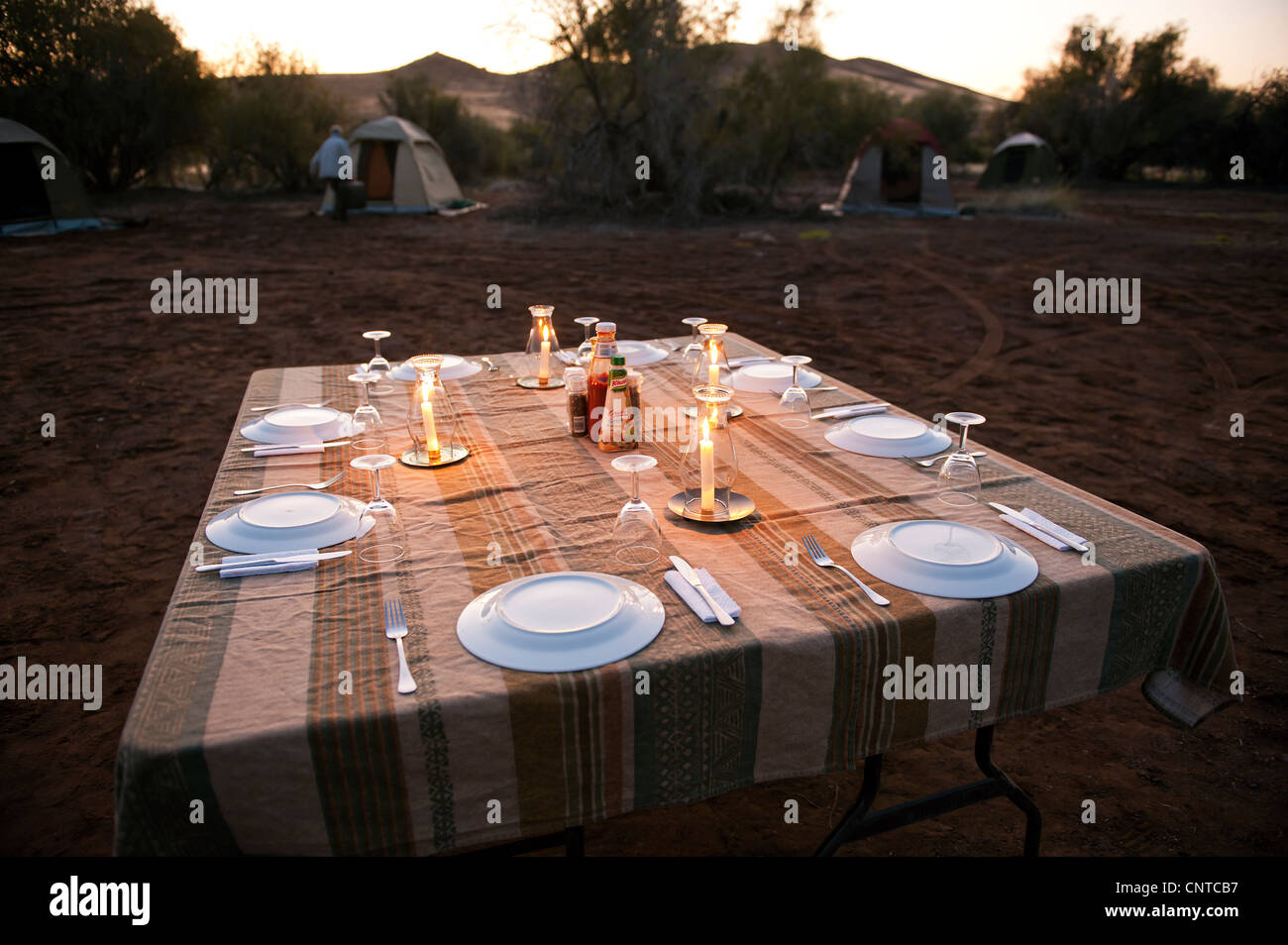 Restaurants und Bars in der wilden Wüste Namibias Wüste Damaraland lag Abend Leuchttisch gelegt Kerzen Romantik Romantik Campingplatz camping nahe Stockfoto