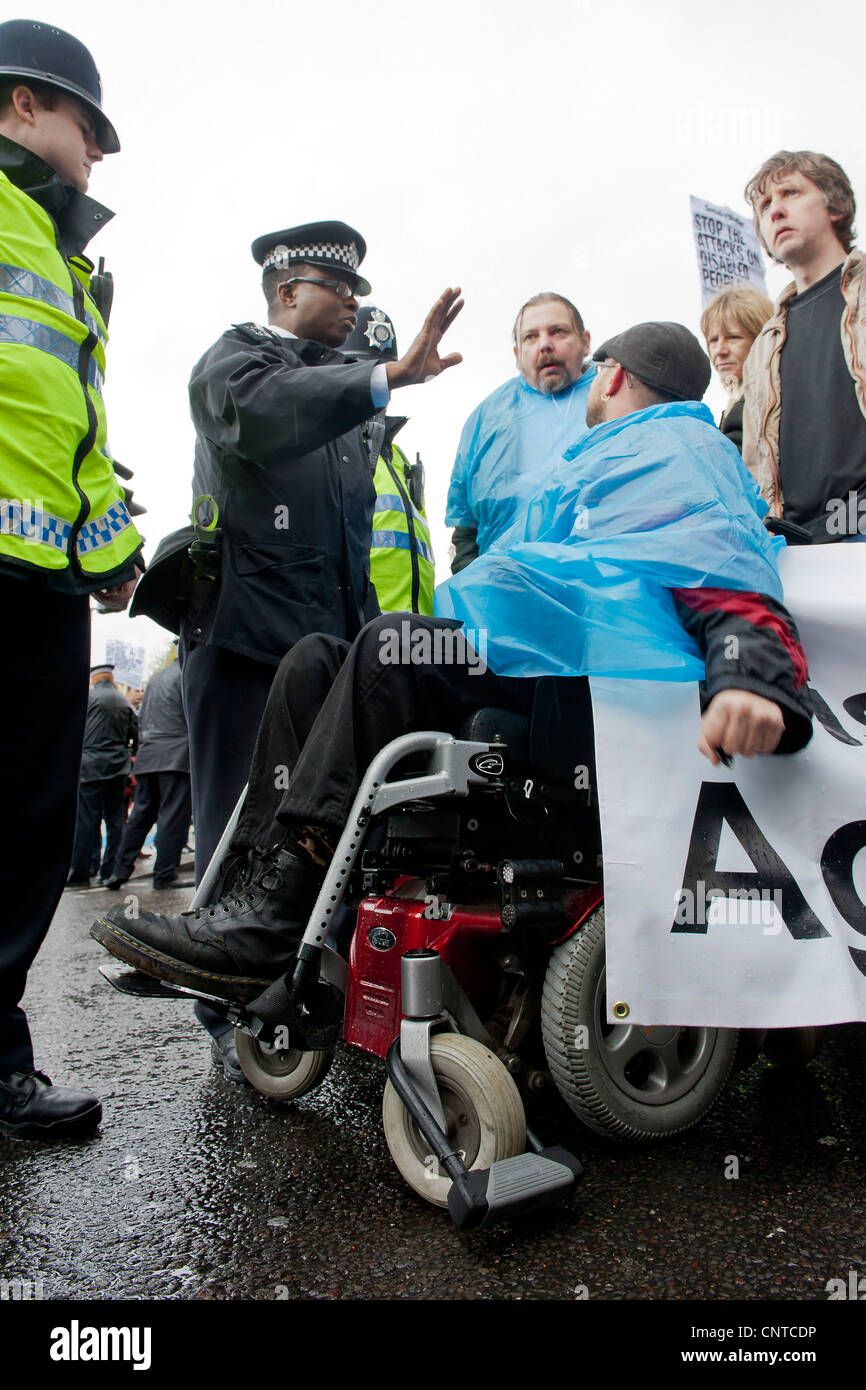 Polizei versucht, die Straße zu löschen. Mitglieder des DPAC und UKUncut März von Leicester Square, Trafalgar Square Stockfoto