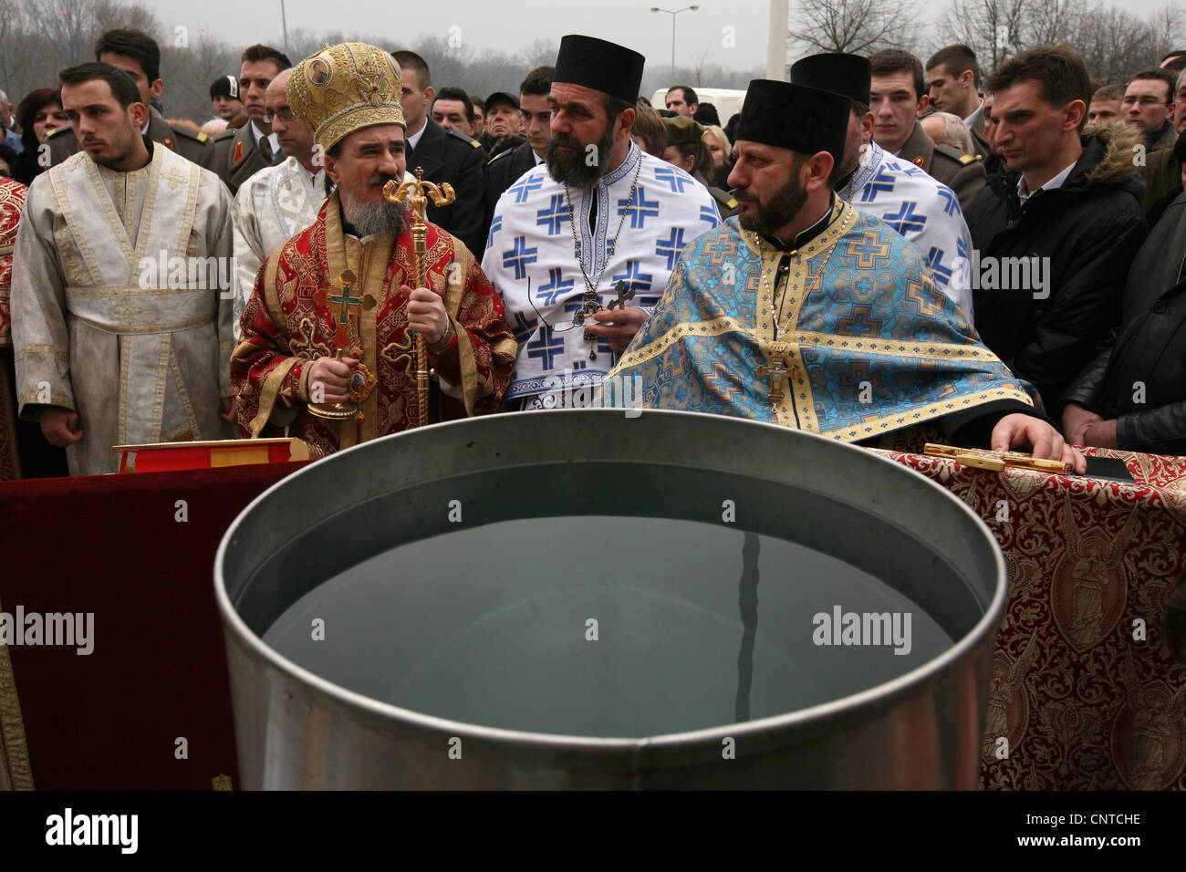 Weihwasser Weihe am Dreikönigstag Tag vor St Parascheva Kirche in Belgrad, Serbien. Stockfoto
