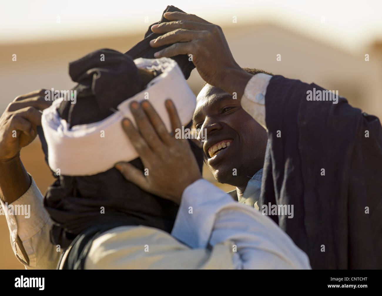 Tuareg Mann putting Turban, Ghadames Wüste, Libyen Stockfoto