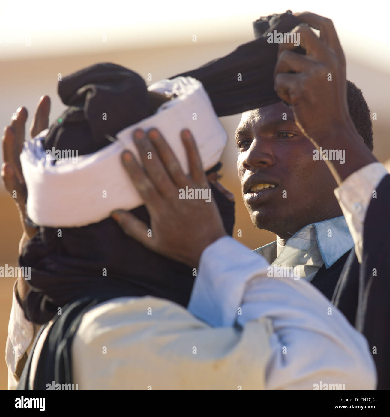 Tuareg Mann putting Turban, Ghadames Wüste, Libyen Stockfoto
