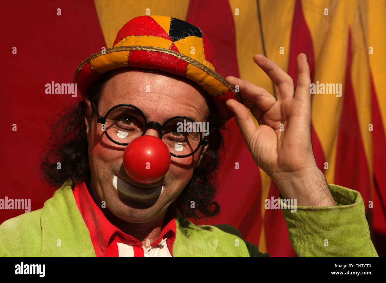 Clown Mr George hinter den Kulissen des Zirkus Humberto in Prag, Tschechien. Stockfoto