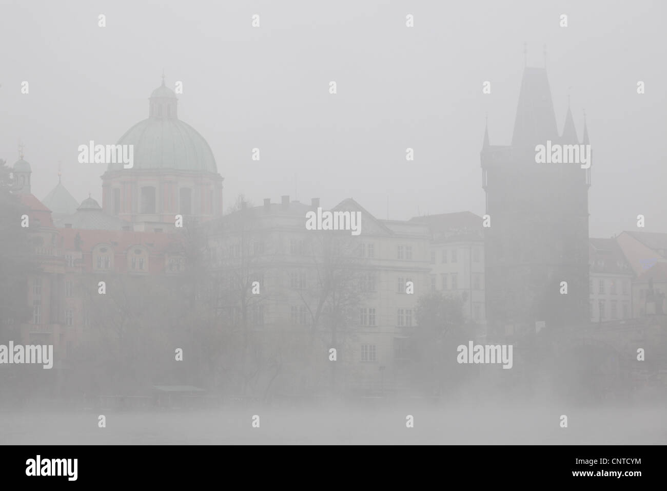 Morgennebel über die Moldau in Prag, Tschechien. Stockfoto