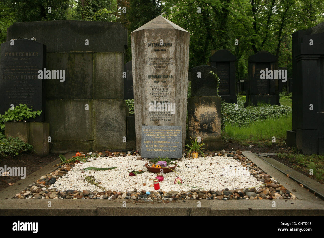 Grab von Franz Kafka auf dem neuen jüdischen Friedhof in Prag, Tschechien. Stockfoto