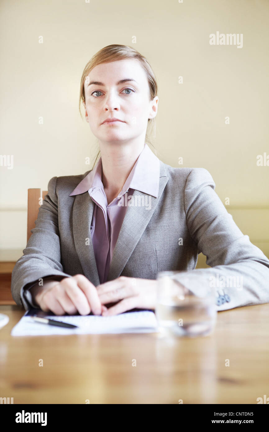 Geschäftsfrau im Café sitzen Stockfoto
