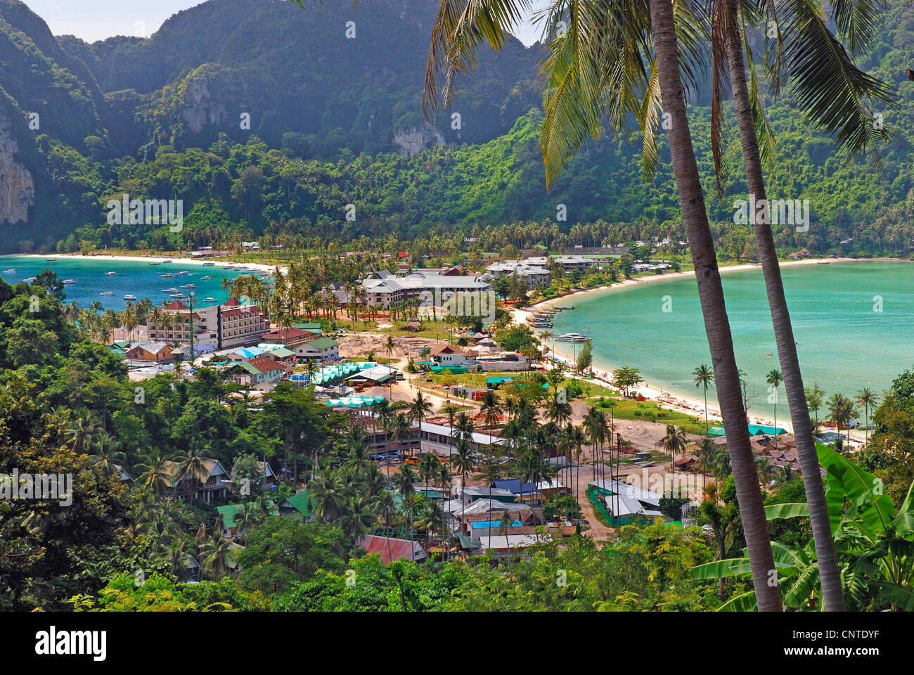 Blick vom Hang über das Resort in der Bucht, Thailand, Kho Phi Phi Stockfoto
