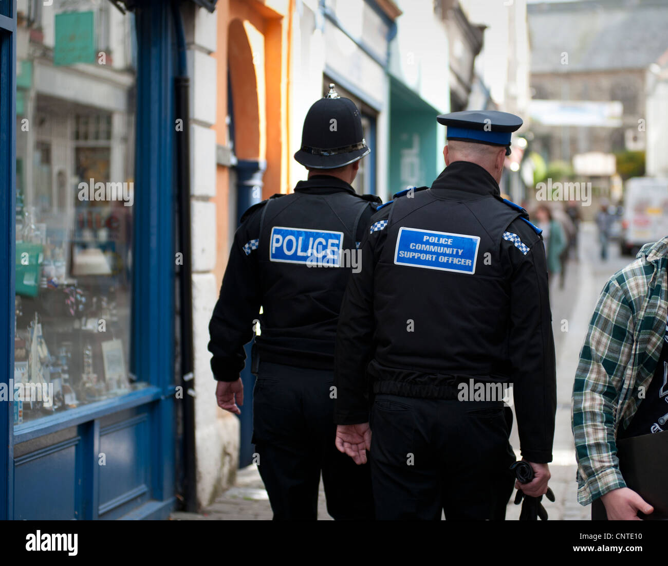 Regelmäßige Polizist und Police Community Support Officer auf dem Schlag zusammen, Falmouth, Cornwall, England, UK. April 2012. Stockfoto