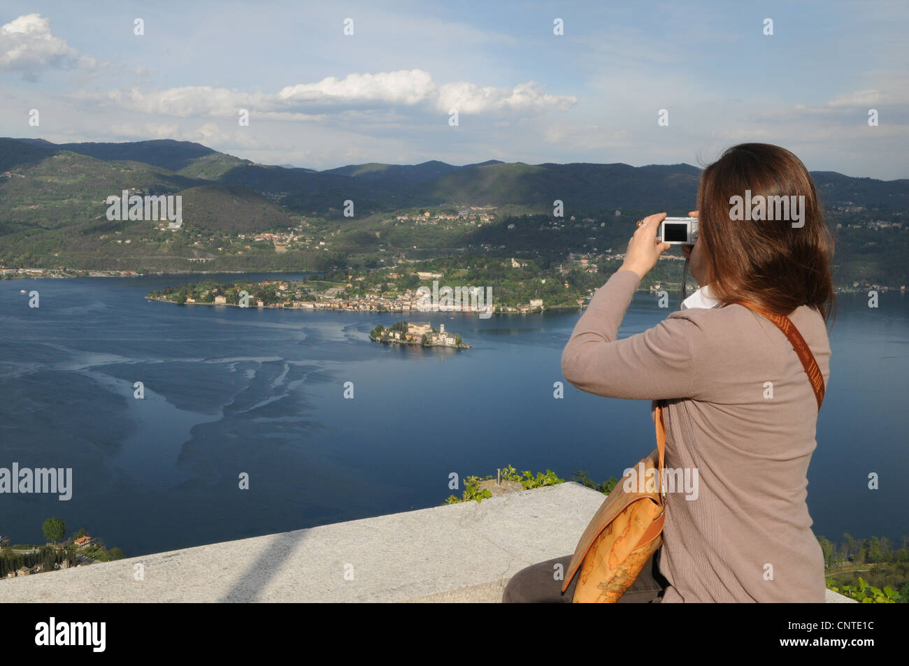 Mädchen Fotografieren des Lago d'Orta, Piemont, Italien Stockfoto