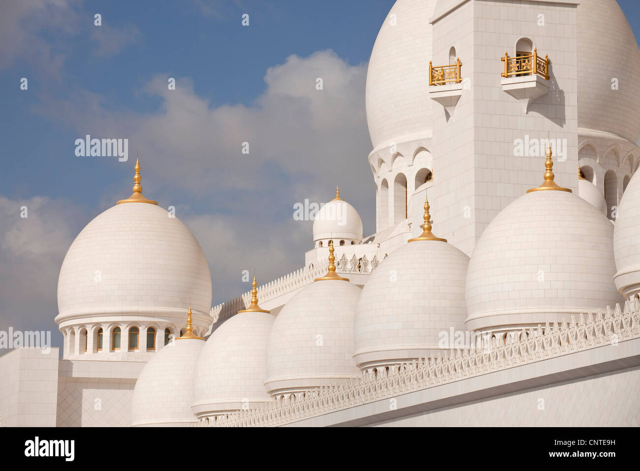 weißen Kuppeln der Sheikh-Zayed-Moschee in Abu Dhabi, Vereinigte Arabische Emirate, Asien Stockfoto