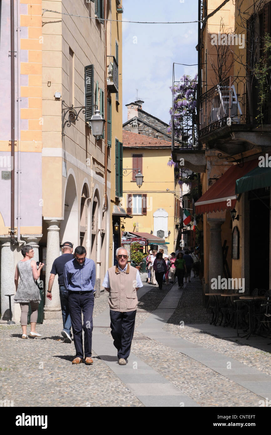 Menschen zu Fuß in Olina Street, Orta San Giulio, Italien Stockfoto